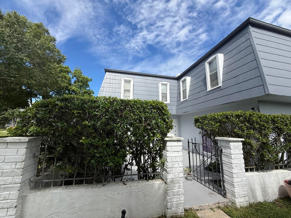 11904 Basin St S in Wellington, FL - Building Photo