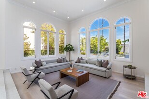 107 N Doheny Dr in Beverly Hills, CA - Building Photo