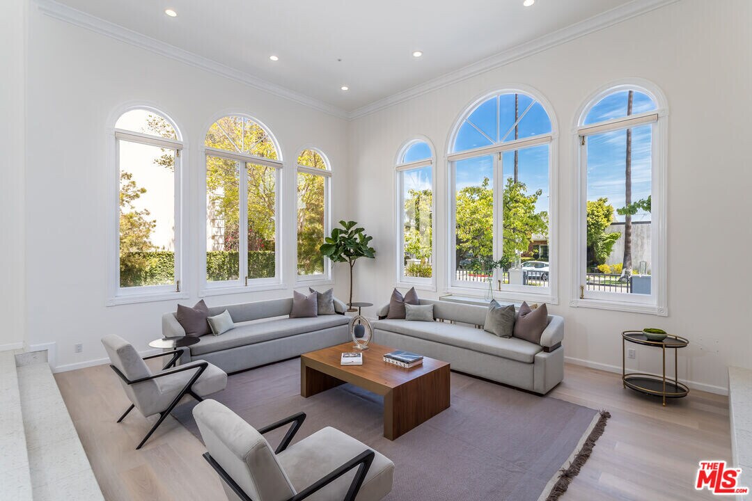 107 N Doheny Dr in Beverly Hills, CA - Building Photo