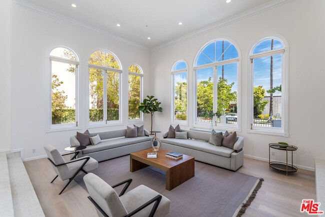 property at 107 N Doheny Dr
