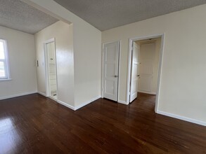 3927 W 105th St, Unit C in Inglewood, CA - Foto de edificio - Building Photo