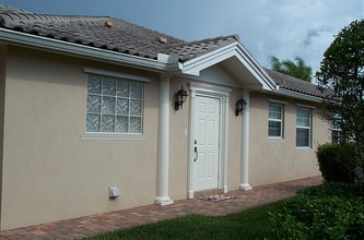 7606 Rozzini Ln in Naples, FL - Foto de edificio - Building Photo