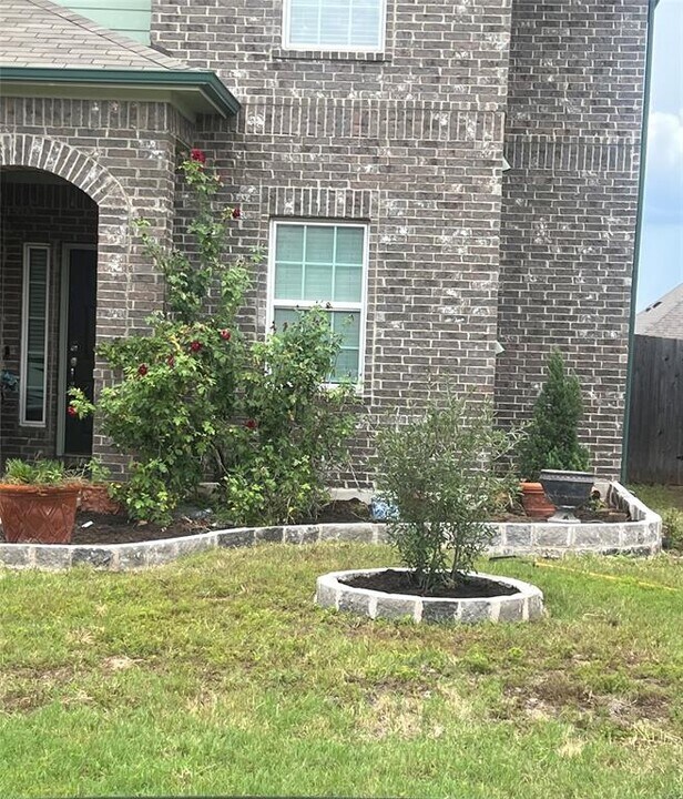 1153 Leadtree Loop in Mustang Ridge, TX - Building Photo