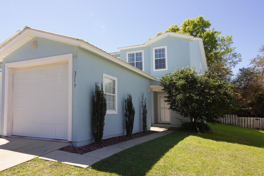 2713 Bay Club Dr in Navarre, FL - Building Photo