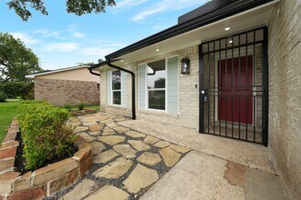 9607 Rumbling Wood Ln in Houston, TX - Building Photo - Building Photo