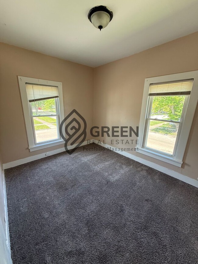 property at 904 S 4th Ave
