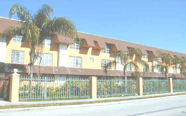 7251 SW 82nd St in Miami, FL - Building Photo - Building Photo