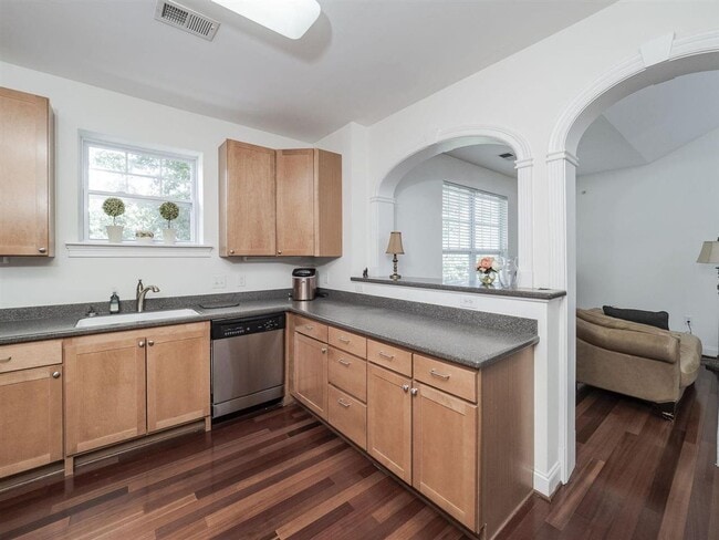 3810 Lunceston Way in Raleigh, NC - Foto de edificio - Building Photo