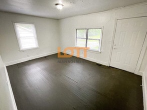 110 W Main St in Greenville, SC - Building Photo - Building Photo