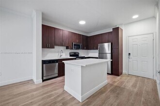 10170 SW 7th St, Unit 20-302 in Pembroke Pines, FL - Building Photo - Building Photo