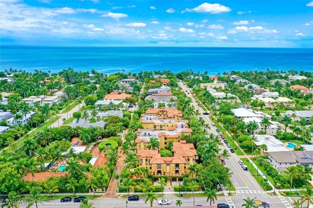 270 5th Ave S in Naples, FL - Building Photo