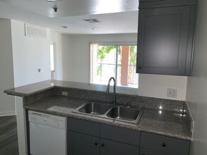 1200 Mansfield N Ave, Unit 104 in Los Angeles, CA - Foto de edificio - Building Photo