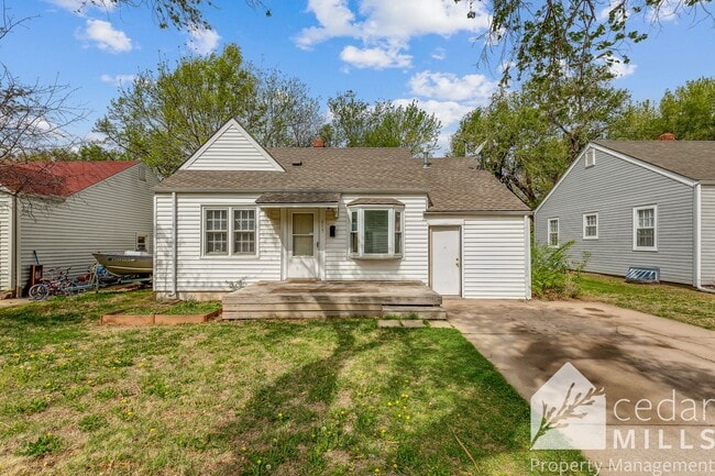property at 615 N Pinecrest St