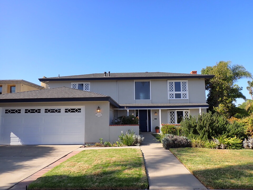 16651 Phelps Ln in Huntington Beach, CA - Building Photo