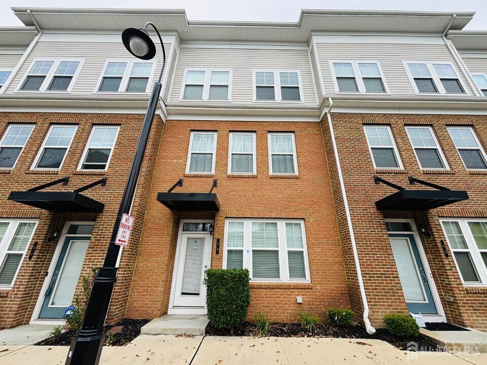 38 Bond St in North Brunswick, NJ - Building Photo