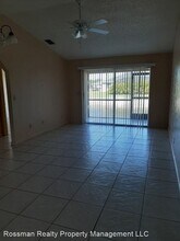 923 Gleason Pkwy in Cape Coral, FL - Foto de edificio - Building Photo