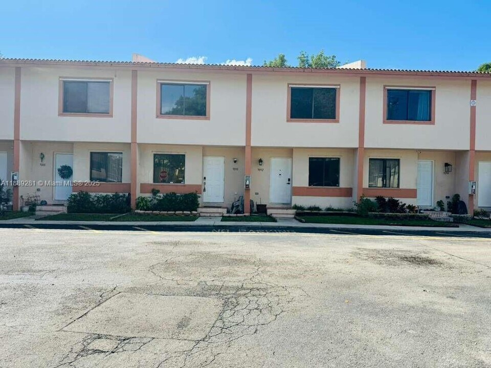 9090 NW 40th St in Coral Springs, FL - Building Photo