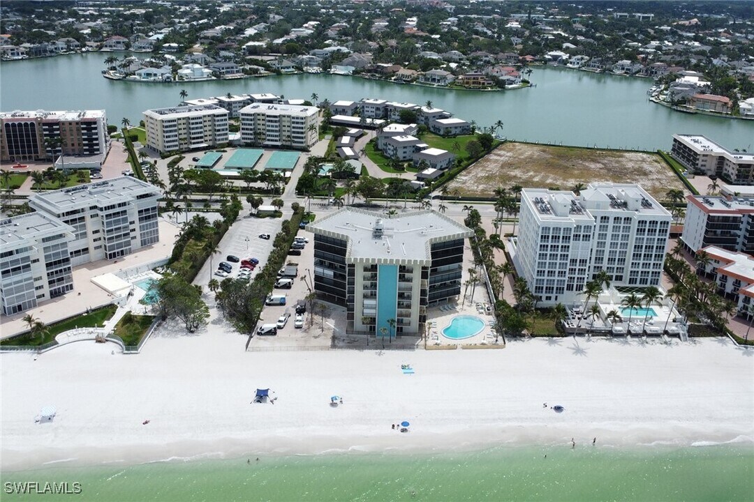 3399 Gulf Shore Blvd N in Naples, FL - Building Photo
