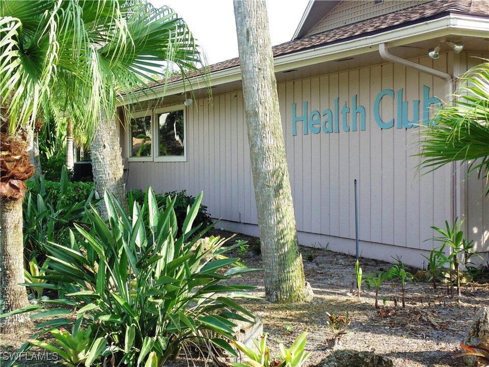 4289 Island Cir in Ft. Myers, FL - Foto de edificio