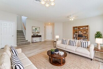 9121 Lantern Oak Way in Land O Lakes, FL - Building Photo - Building Photo