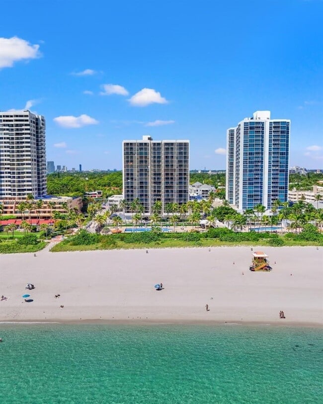 2625 Collins Ave in Miami, FL - Foto de edificio - Building Photo