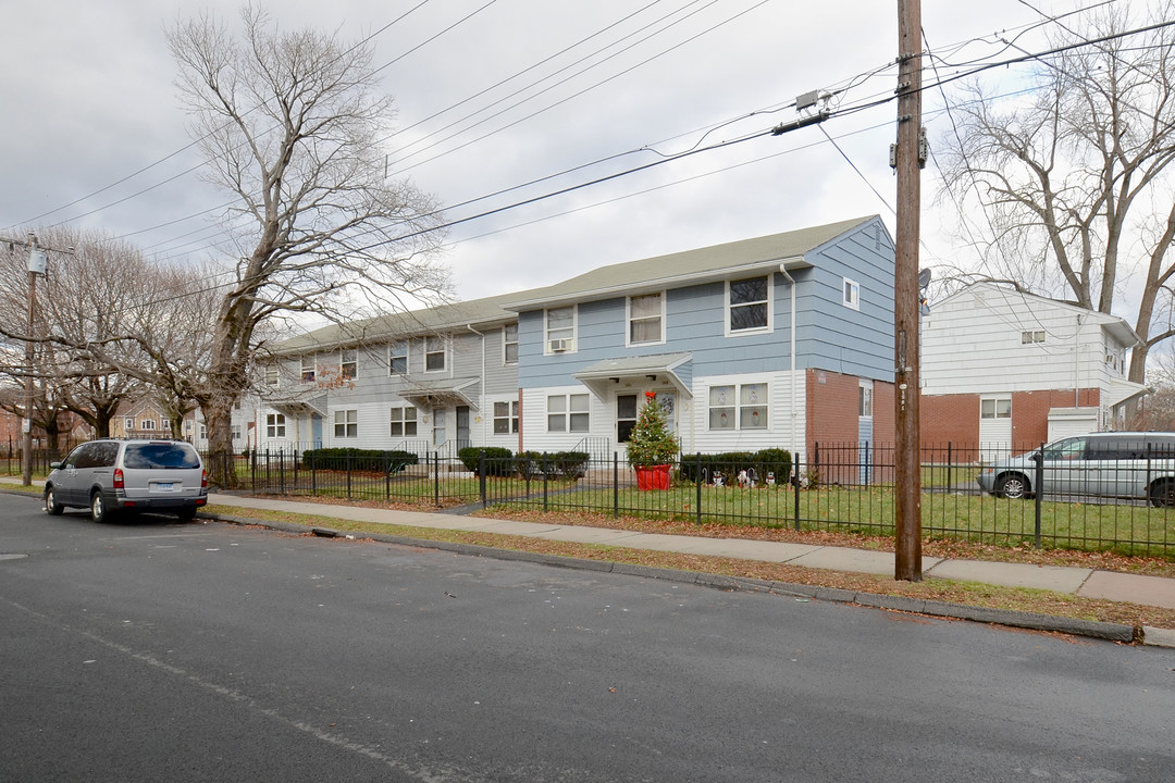 Stonington Acres in Hartford, CT - Building Photo