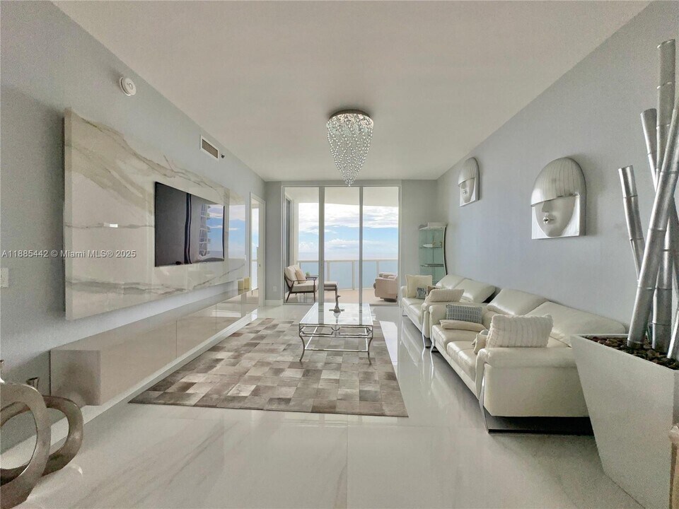 15901 Collins Ave, Unit 2406 in Sunny Isles Beach, FL - Foto de edificio