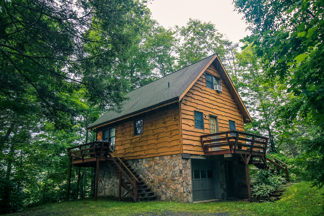 318 W Deep Ford Rd in Lansing, NC - Building Photo