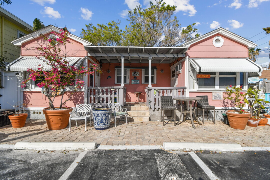 Pink Dolphin, Blue Corner, and Tiki Cottages in Clearwater, FL - Building Photo