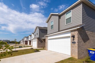 Flyway Meadows in Lowell, AR - Building Photo - Building Photo