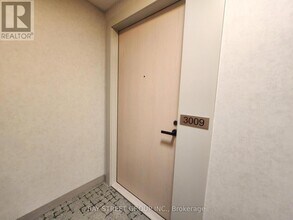 8 Interchange Wy in Vaughan, ON - Building Photo - Building Photo