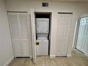 10131 W Sunrise Blvd, Unit 203 in Plantation, FL - Foto de edificio - Building Photo