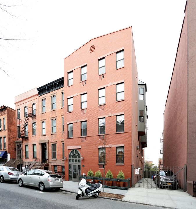 546 Henry St in Brooklyn, NY - Building Photo