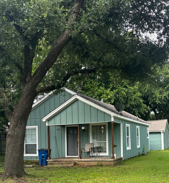 1007 S Hall St in Ennis, TX - Building Photo