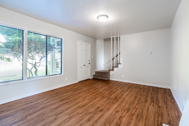 Linvale Townhomes in San Leandro, CA - Building Photo - Interior Photo