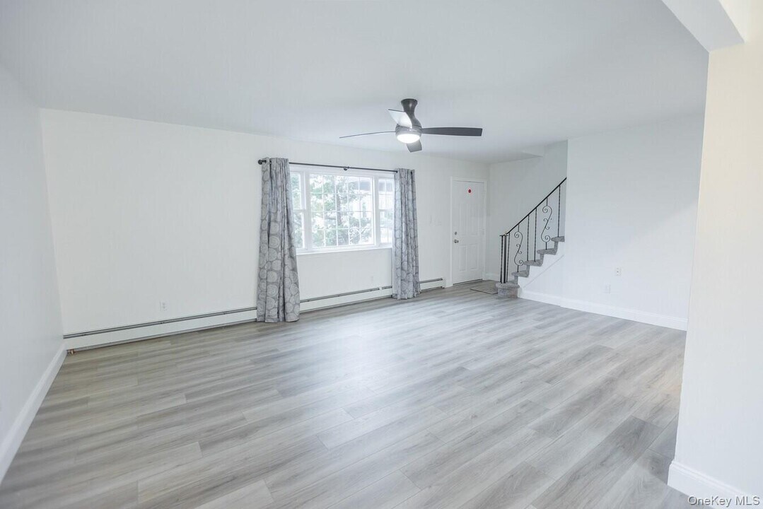 923 Church St in Bohemia, NY - Building Photo