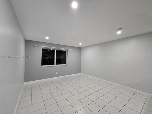 55 E 4th St, Unit 302 in Hialeah, FL - Building Photo - Building Photo