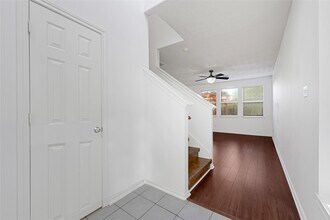 16106 Greenport Ln in Houston, TX - Foto de edificio - Building Photo