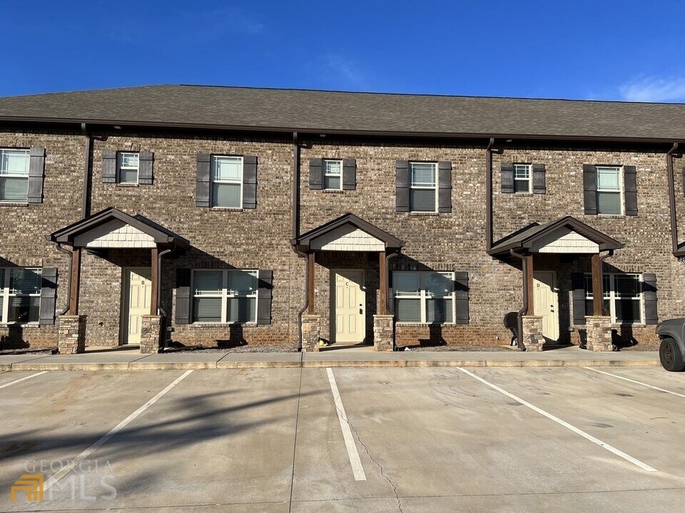 860 S Harkness St in Jackson, GA - Building Photo