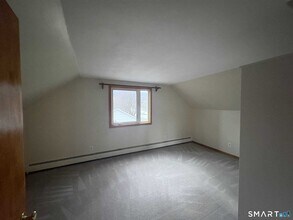 16 Raymond Rd in Woodbridge, CT - Foto de edificio - Building Photo