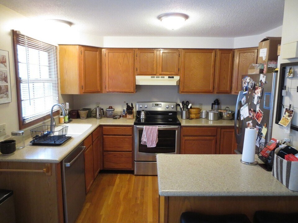 110 W 8th St, Unit 1 in Boston, MA - Building Photo