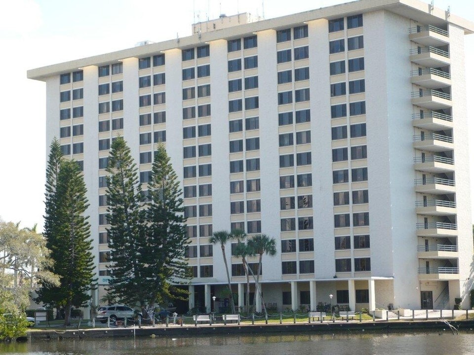 DeSoto Towers in Bradenton, FL - Foto de edificio