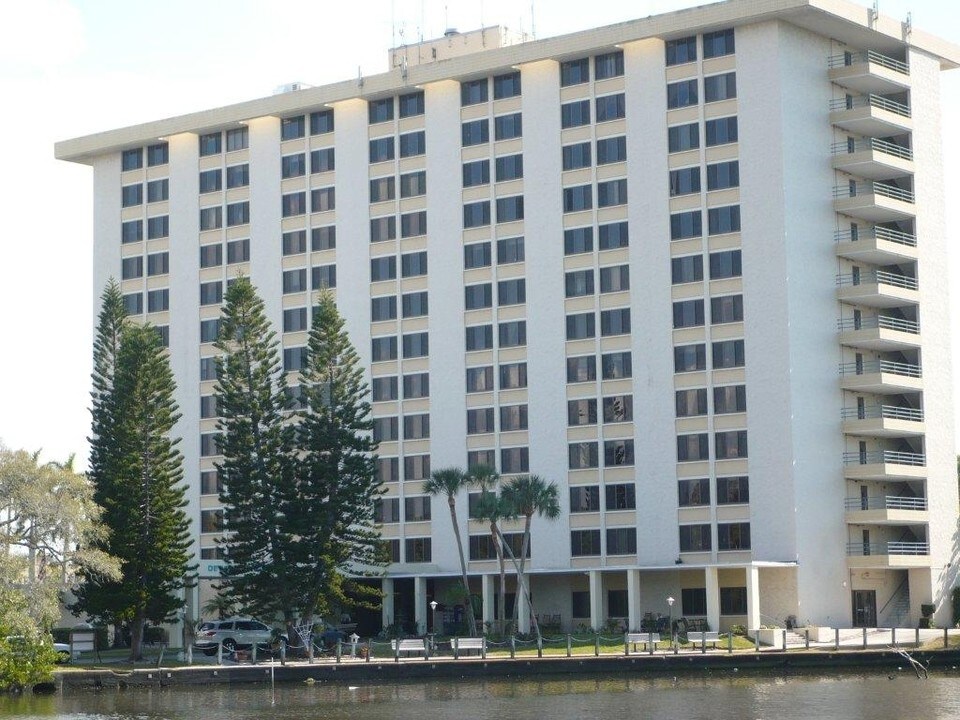 DeSoto Towers in Bradenton, FL - Building Photo