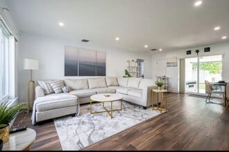 2242 Taft St in Hollywood, FL - Foto de edificio - Building Photo