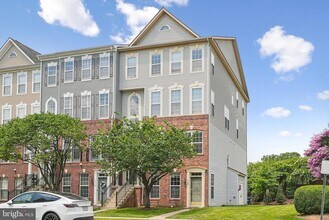 15503 John Diskin Cir in Woodbridge, VA - Foto de edificio - Building Photo