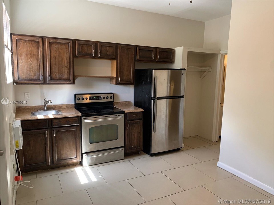 2331 Hayes St-Unit -C in Hollywood, FL - Building Photo