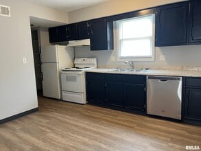 110 W Lake Shore Dr in Springfield, IL - Building Photo - Building Photo
