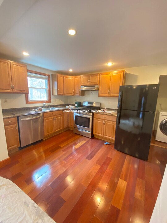 137 Cherry St in Cambridge, MA - Building Photo