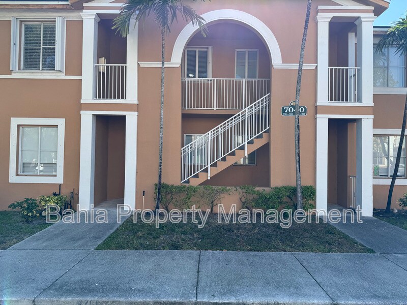 7040 NW 177th St in Hialeah, FL - Foto de edificio