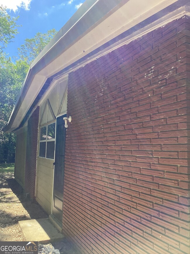 property at 2012 Skylane Dr